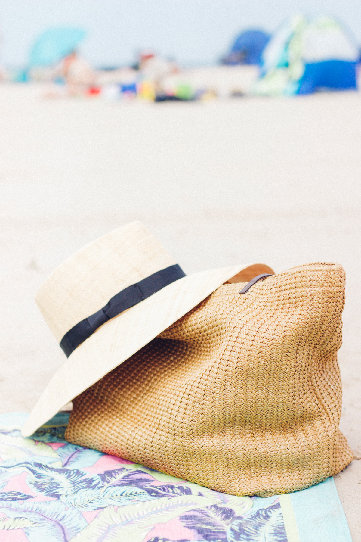 beach bag and hat