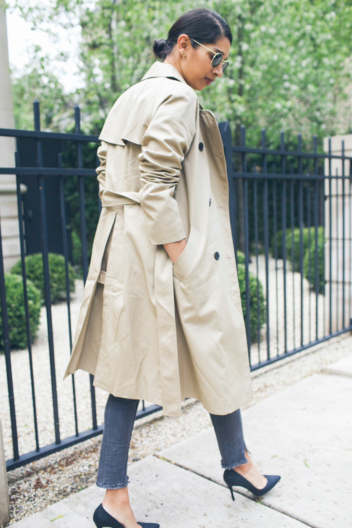 how to wear a trench coat 